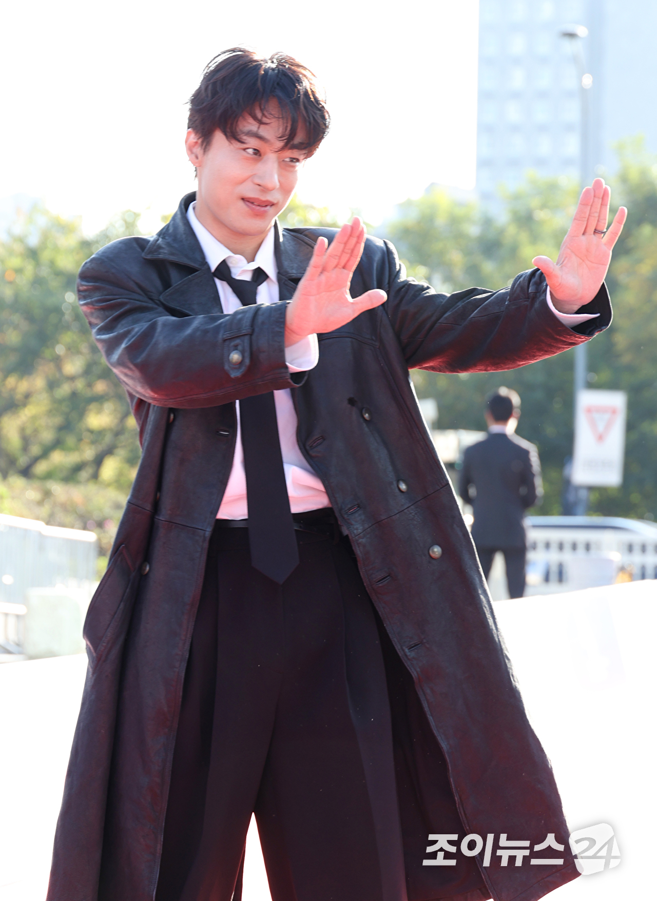 배우 구교환이 8일 오후 서울 영등포구 여의도 KBS홀에서 진행된 '서울드라마어워즈 2026'에 참석해 레드카펫을 밟고 있다. [사진=문수지 기자]