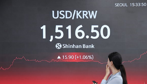 신한은행 본점 현황판에 게시된 원/달러 환율 종가 [사진=신한은행]