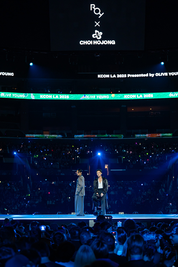 무용가 최호종이 지난 1일(현지시간)부터 3일까지 미국 로스앤젤레스 크립토닷컴 아레나에서 열린 K-팝 팬&아티스트 페스티벌 '케이콘 엘에이 2025(KCON LA 2025)' 무대에서 열띤 공연을 펼치고 있다. [사진=CJ ENM]