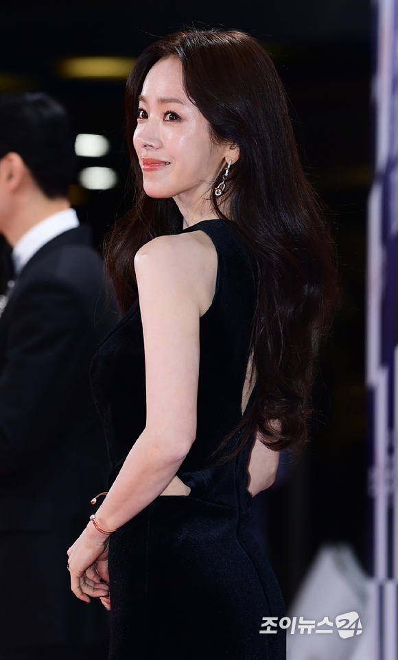 배우 한지민이 19일 오후 서울 영등포구 여의도 KBS홀에서 열린 제46회 청룡영화상 레드카펫 행사에 참석하고 있다. [사진=정소희 기자]