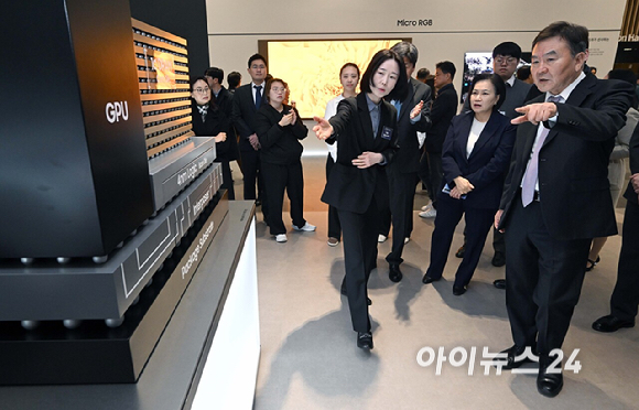 18일 경기 수원시 영통구 수원컨벤션센터에서 열린 '제57기 삼성전자 정기주주총회'에서 신제윤 삼성전자 이사회 의장을 비롯한 관계자들이 HBM4/4E 70:1 확대 모형을 보고 있다. [사진=곽영래 기자]