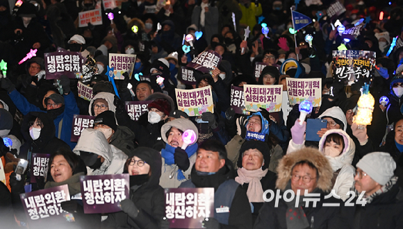 12·3 비상계엄 1년을 맞은 3일 서울 여의도 국회 앞에서 열린 '12·3 내란외환 청산과 종식, 사회대개혁 시민대행진'에서 시민들이 응원봉과 피켓을 흔들고 있다. [사진=곽영래 기자]