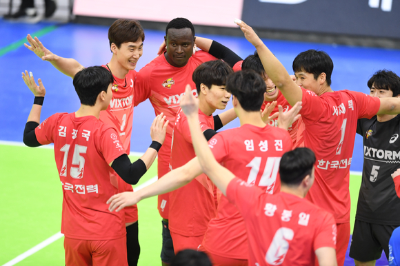 한국전력 선수들이 21일 열린 OK금융그룹과 홈 경기에서 세트 스코어 3-1로 역전승을 확정한 뒤 코트 안에 모여 환호하고 있다. [사진=한국배구연맹(KOVO)]