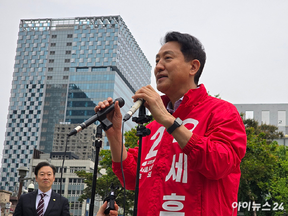 오세훈 국민의힘 서울시장 후보가 27일 서울 종로구 보신각 앞에서 출마 기자회견을 하고 있다. [사진=김한빈 기자]