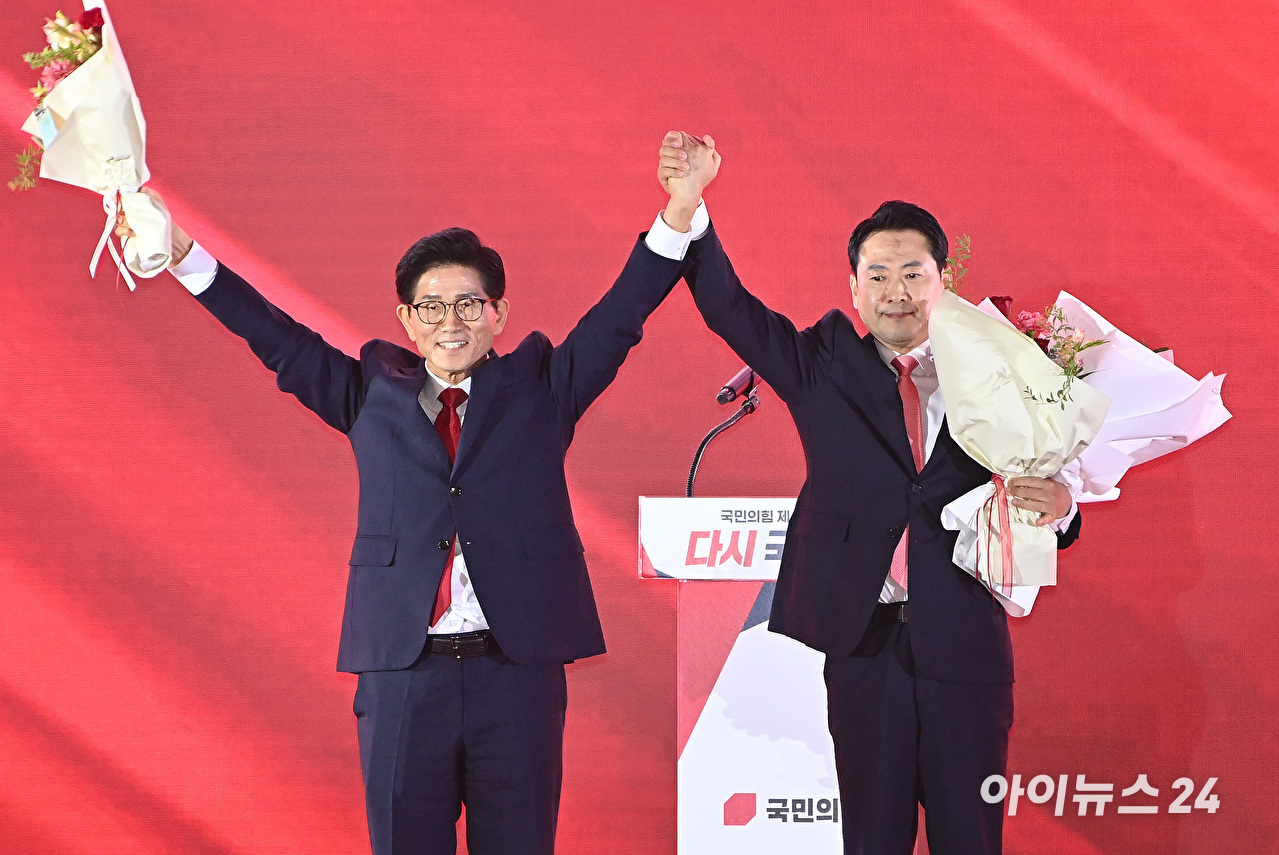 국민의힘 당 대표 결선 진출자 김문수, 장동혁 후보가 22일 오후 청주 오스코에서 열린 제6차 전당대회에서 기념촬영을 하고 있다. [사진=곽영래 기자]