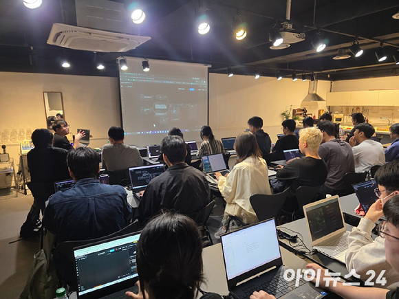 여승호 AI 아트 디렉터가 1일 서울 강남구 역상동 라임스퀘어 강남역점에서 진행된 아이뉴스24 'AFX 마스터 클래스'에서 강의를 하고 있다. [사진=문수지 기자]