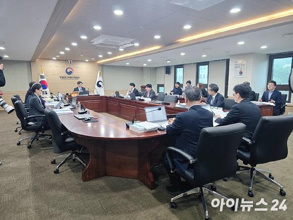 방미통위, 출범 6개월 만에 첫 회의…단통법 폐지 하위법령 등 23건 처리