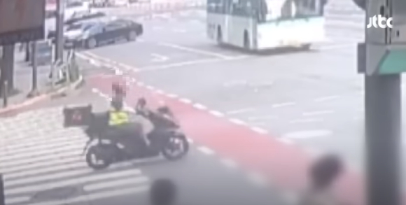 경기도 성남시에서 배달원으로 일하던 가장이 신호위반 버스에 치여 목숨을 잃는 사고가 발생했다. [사진=JTBC 보도화면 캡처]