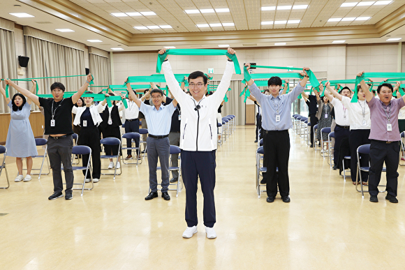 충북교육청 윤건영 교육감과 직원들이 31일 청내에서 열린 ‘건강 지킴이 함께해요’ 프로그램에 참여하고 있다. [사진=충북교육청]