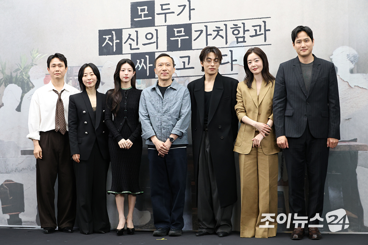 배우 오정세, 강말금, 고윤정, 차영훈 PD, 배우 구교환, 한선화, 박해준이 17일 오후 서울 마포구 상암동 스탠포드 호텔에서 열린 JTBC 새 토일드라마 '모두가 자신의 무가치함과 싸우고 있다' 제작발표회에 참석해 포즈를 취하고 있다. [사진=문수지 기자]