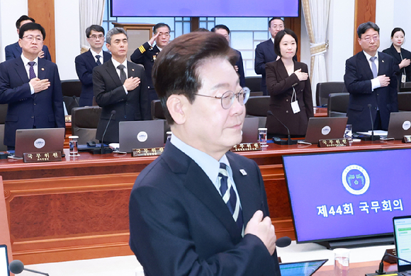 13일 청와대에서 이재명 대통령 주재로 열린 국무회의에서 국무위원들이 국기에 경례하고 있다. 2026.10.13 [사진=연합뉴스]