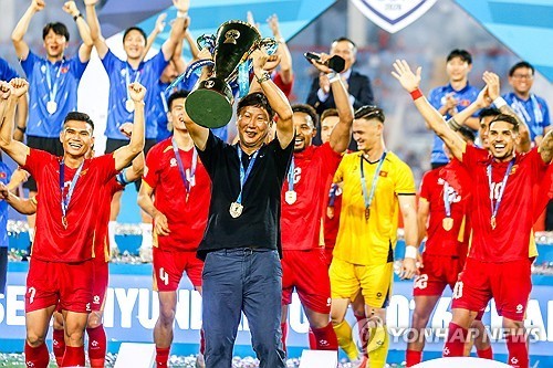 동남아 주름잡는 '김상식 마법' 또 통했다… 베트남 현대컵 통산 4회 우승