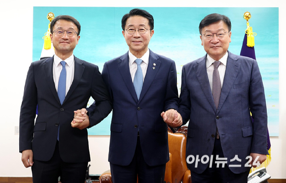 조정식 국회의장이 11일 오후 서울 여의도 국회의장 집무실에서 여야 원내대표와 회동 전 기념촬영을 하고 있다. 왼쪽부터 한병도 더불어민주당 원내대표, 조 국회의장, 정점식 국민의힘 원내대표. [사진=곽영래 기자]