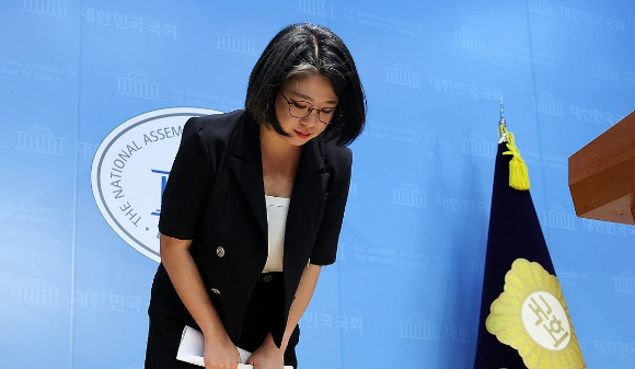 용혜인 성평등가족부 장관 후보자가 13일 국회 소통관에서 후보직 자진 사퇴 기자회견을 마친 뒤 고개 숙여 인사하고 있다. 2026.9.13 [사진=연합뉴스]