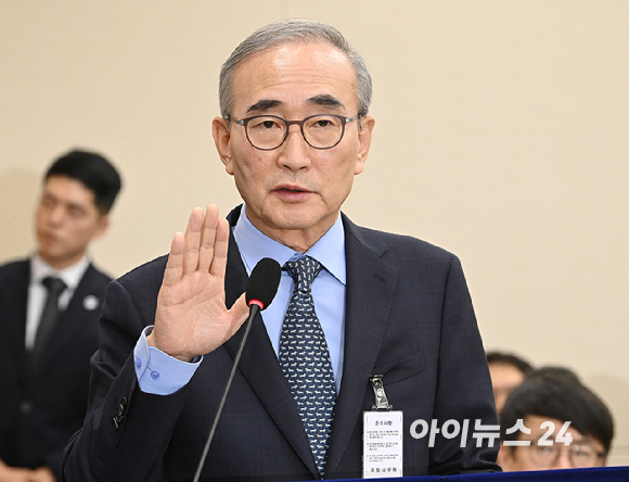 김영섭 KT 대표가 21일 서울 여의도 국회 과학기술정보방송통신위원회에서 열린 정보통신산업진흥원 등에 대한 국정감사에서 증인 선서를 하고 있다. [사진=곽영래 기자]