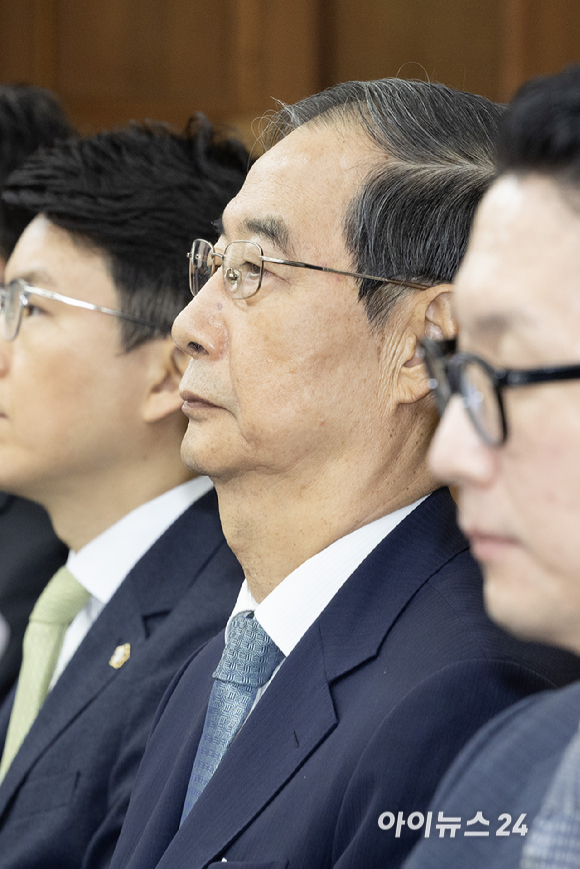 '내란방조 혐의'로 특검에 기소된 한덕수 전 국무총리가 30일 오전 서울 서초동 중앙지법에서 열린 첫 재판에 출석하고 있다. [사진=사진공동취재단]