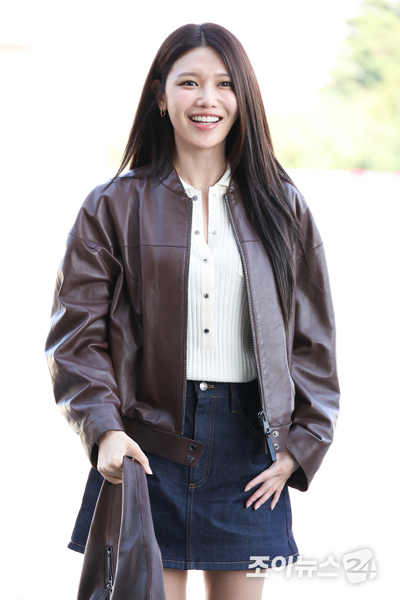 그룹 소녀시대 수영이 14일 오후 화보 촬영 차 김포국제공항을 통해 일본 도쿄로 출국하고 있다. [사진=문수지 기자]