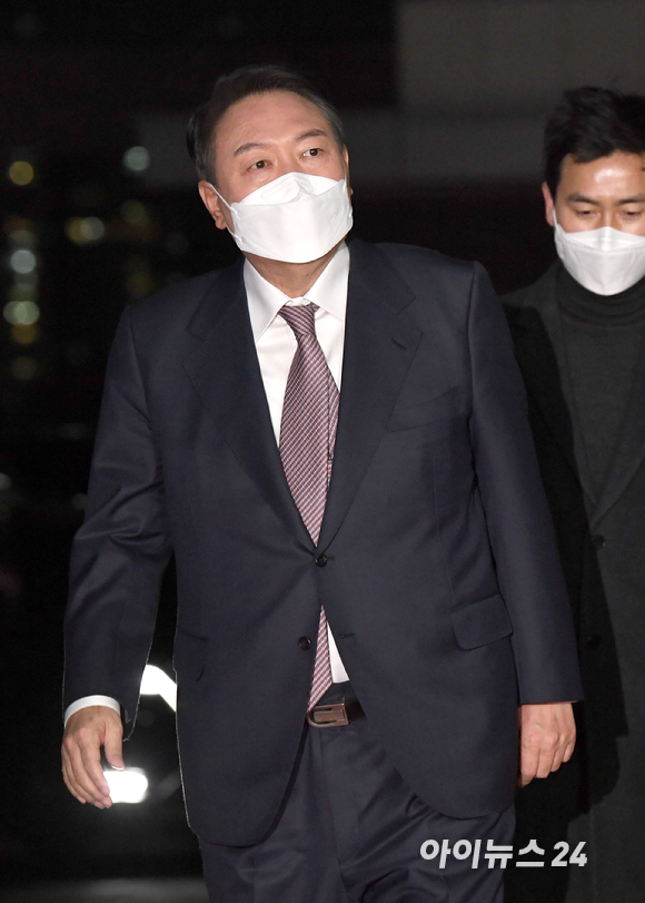 국민의힘 윤석열 대선후보가 3일 오후 서울 여의도 KBS 공개홀에서 열린 방송 3사 합동 초청 2022 대선후보 토론에 참석 하고 있다. [사진=국회사진취재단]