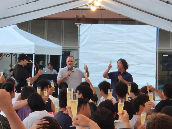 래리 서튼 롯데 자이언츠 감독이 11일 열린 SSG 랜더스와 홈 경기에 앞서 타격 연습 중인 선수들을 위해 손수 배팅볼을 던지고 있다. [사진=롯데 자이언츠]