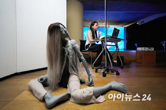 지난 31일 서울 성북구의 홍은주 작가 작업실에서 해외 미술계 전문가 15인이 한국 차세대 작가 9인의 작업실을 방문해 국제 교류 기반을 마련하는 '2026 다이브 인투 코리안 아트'에 참여한 미술계 전문가들이 퍼포먼스를 관람하고 있다. [사진=정소희 기자]