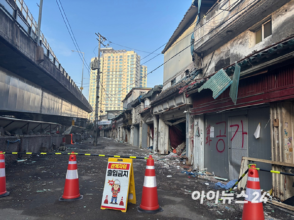 서울 성북구 하월곡동 길음역 10번 출근 인근의 ‘미아리 텍사스촌' 길목. 2025.11.26 [사진=이효정 기자 ]