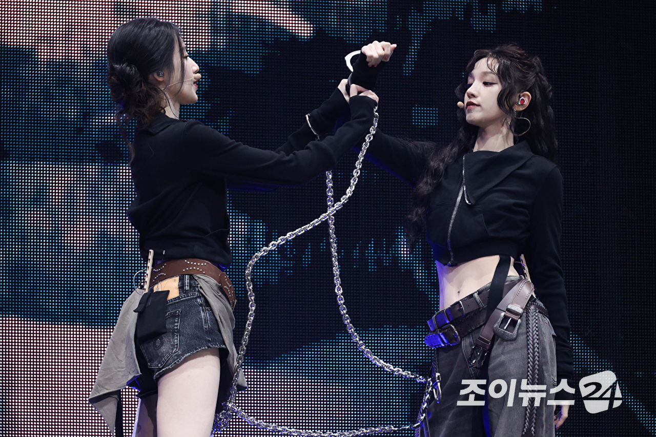 그룹 아이들 슈화, 우기가 6일 오후 서울 광진구 광장동 예스24라이브홀에서 진행된 아이들(i-dle) 아홉 번째 미니 앨범 '위 메이드'(We made) 발매 기념 쇼케이스에 참석해 열띤 무대를 펼치고 있다. [사진=문수지 기자]