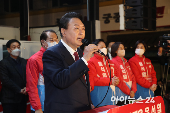 윤석열 당선인이 10일 새벽 서울 여의도 중앙당사에서 지지자들을 향해 인사를 하고 있다. [사진=김성진 기자]