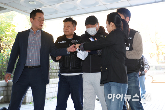 '역삼동 70대 연쇄방화범' 피의자가 22일 서울 서초구 서울중앙지방법원에서 열린 구속 전 피의자 심문(영장실질심사)에 출석하고 있다. [사진=곽영래 기자]