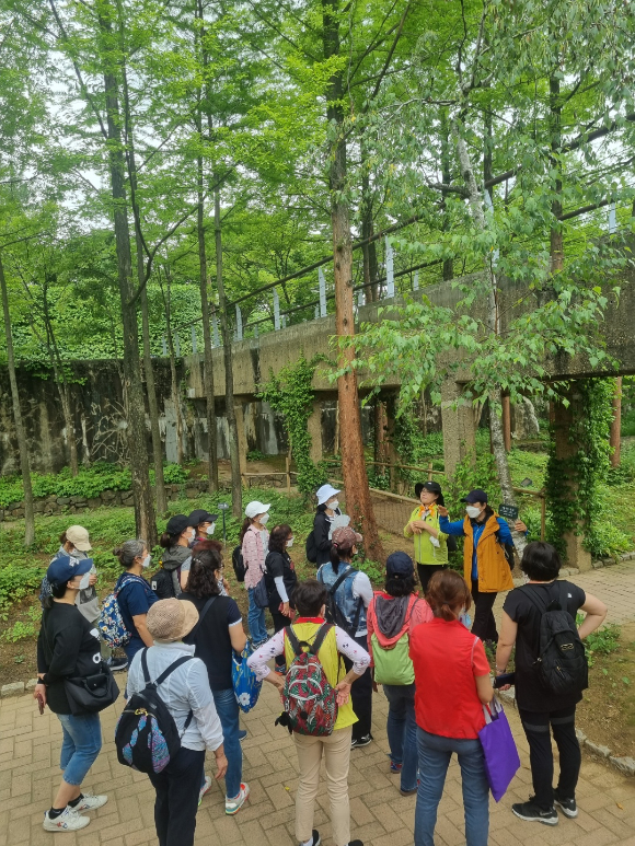 사회적기업 초록이솔(대표 김정수)이 오는 10월까지 서울 곳곳에 있는 숲을 만나는 'B.M.W타고 떠나는 도시숲여행'을 진행한다. [사진=사회적기업 초록이솔]