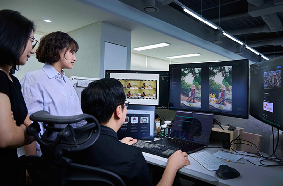 논문을 작성한 SKT 구성원들이 &lsquo;인서트애니웨어&rsquo;를 연구 중인 모습. [사진=SKT]