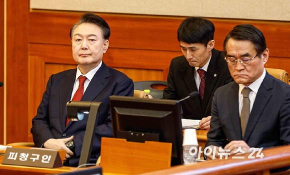 윤석열 대통령이 11일 오전 서울 종로구 헌법재판소에서 열린 윤석열 대통령 탄핵 심판 7차 변론기일에 출석하고 있다. [사진=사진공동취재단]