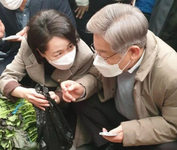 이재명 대통령이 지난 5일 서울 용산 대통령실 청사에서 김밥으로 점심을 먹으며 국무회의를 이어가고 있다. [사진=대통령실]