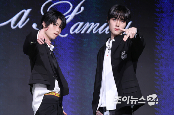 그룹 초코1(ChoCo1) 예찬, 태조가 24일 오후 서울 마포구 상암동 쇼킹케이팝센터에서 열린 초코엔터테인먼트 첫 패밀리 앨범 '초코 라 파밀리아(ChoCo La Familia)' 발매 기념 쇼케이스에 참석해 포즈를 취하고 있다. [사진=문수지 기자]