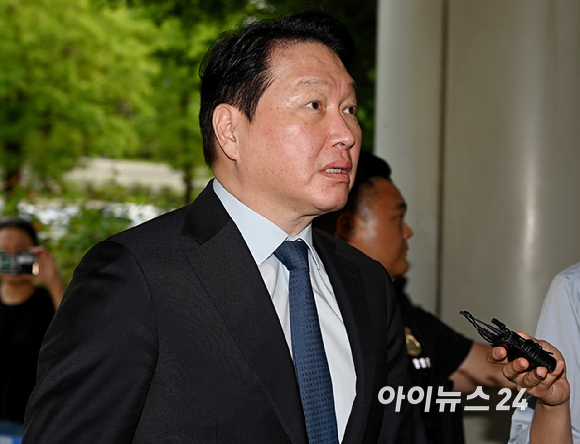최태원 SK그룹 회장이 26일 서울 서초구 서울고등법원에서 열린 재산 분할 파기환송심 2차 변론기일에 출석하고 있다. [사진=곽영래 기자]
