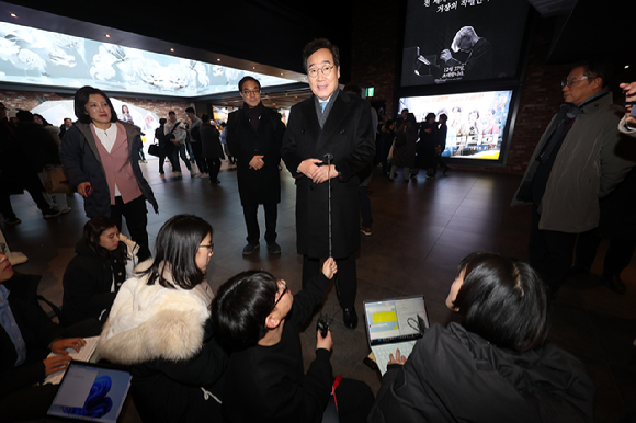 이낙연 전 더불어민주당 대표가 18일 오후 서울 용산구 CGV용산아이파크몰에서 '길위에 김대중' 관람 전 취재진의 질문에 답하고 있다.  [사진=뉴시스]