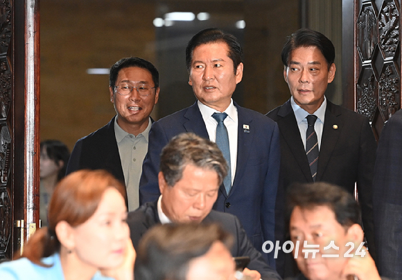 정청래 더불어민주당 전 대표가 29일 서울 여의도 국회에서 의원총회에 참석하고 있다. [사진=곽영래 기자]