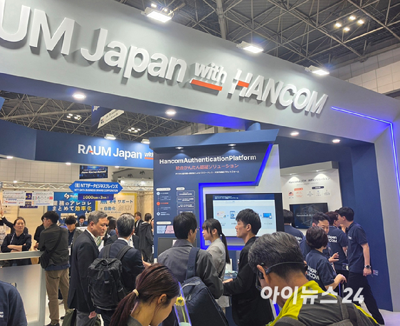 김연수 한컴 대표가 지난 8일 일본 도쿄 빅사이트에서 개막한 '2026 재팬 IT 위크 스프링' 현장에서 한국 취재진의 질문에 답하고 있다. [사진=한컴]