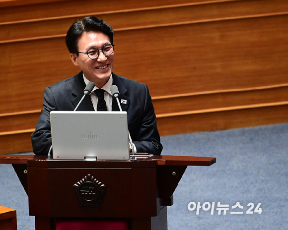 김민석 국무총리가 10일 오후 서울 여의도 국회에서 열린 제432회국회(임시회) 제5차 본회의 경제 분야 대정부질문에서 김태년 더불어민주 의원 질문에 답변하고 있다. [사진=정소희 기자]