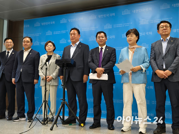 국회철강포럼 공동대표인 어기구 더불어민주당 의원(왼쪽 네번째)과 이상휘 국민의힘 의원(왼쪽 다섯번째) 등을 비롯한 여야 국회의원이 지난 8월 4일 국회에서 기자회견을 열고 'K-스틸법' 제정안을 공동 발의하고 있다. [사진=최란 기자]