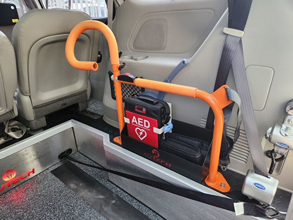 오산시교통약자이동지원차량내 자동심장충격기(AED) 설치 모습. [사진=오산시]