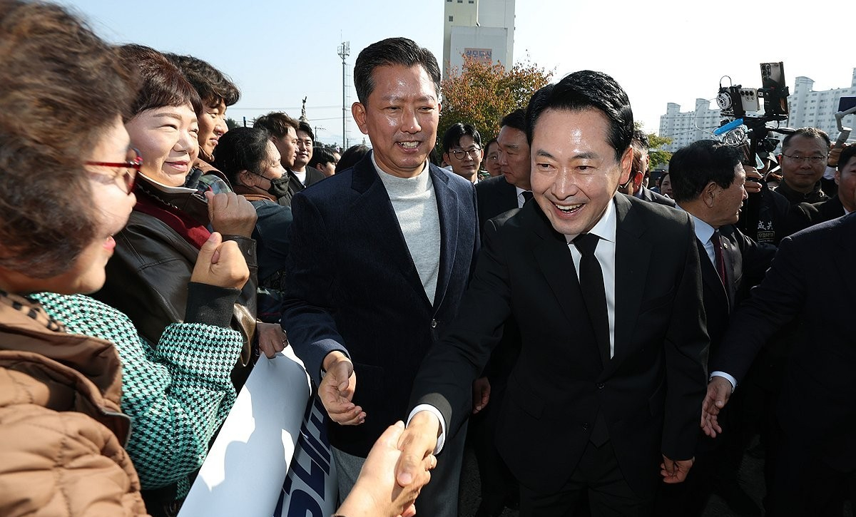 국민의힘 장동혁 대표와 김민수 최고위원이 28일 6&middot;3 지방선거 투표용지 부족 사태 등을 수사하는 이태한 선거관리위원회 특별검사팀의 서울 잠실 올림픽 공원 투표지 공개검증 현장을 찾아 대화하고 있다. 2026.10.28 [사진=연합뉴스]