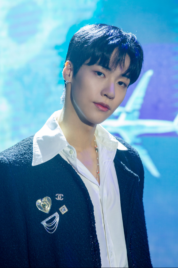 그룹 엔플라잉(N.Flying) 이승협이 6일 온라인으로 진행된 정규 1집 리패키지 앨범 'TURBULENCE' 발매 기념 컴백 토크쇼에 참석해 포즈를 취하고 있다. [사진=FNC엔터테인먼트]