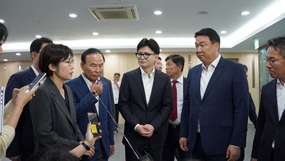 정희용 의원(왼쪽 2번째)이 한동훈 국민의힘 당 대표 등과 함께 농협 안성농식품물류센터 현황을 경청하고 있다. [사진=정희용 의원실]