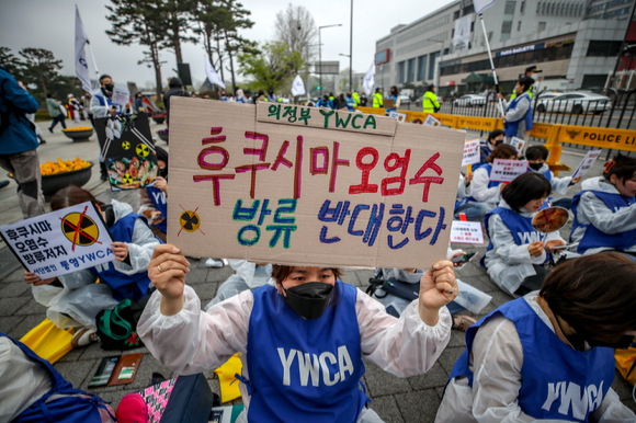 한국YWCA연합회 회원들이 대통령실 앞에서 열린 후쿠시마 오염수 방류 저지 긴급행동에서 피켓을 들고 있다. [사진=뉴시스]