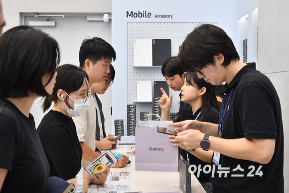 4일 오전 서울 삼성 강남에서 진행한 갤럭시 Z 폴드8, 폴드8 울트라, 플립8 개통행사에서 개통을 기다리는 고객들이 줄을 서 있다. [사진=곽영래 기자]
