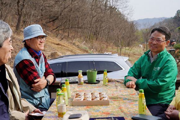 박은식 산림청장이 3일 조경수 재배임가를 찾아 임업용 면세유 공급 상황 등 입업인 경영실태를 점검하고 있다. [사진=산림청]