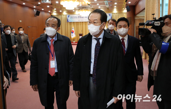 권영세 대통령직인수위원회 부위원장을 비롯한 인수위원들이 18일 오후 새 대통령 집무실 후보지인 서울 종로구 외교부 청사 내부를 둘러보고 있다. [사진=국회사진취재단]