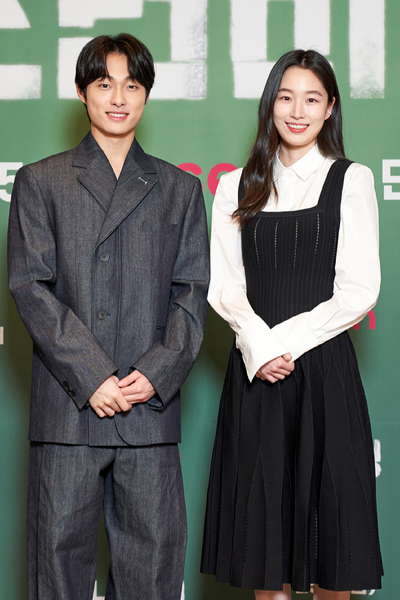 배우 윤찬영, 원지안이 22일 온라인으로 진행된 OTT seezn 오리지널 '소년비행' 제작발표회에 참석해 포즈를 취하고 있다. [사진=seezn]