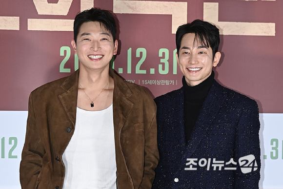 배우 정진운, 박시후가 8일 서울 용산구 CGV 용산아이파크몰에서 열린 영화 '신의 악단' 제작보고회에서 포즈를 취하고 있다 [사진=곽영래 기자]
