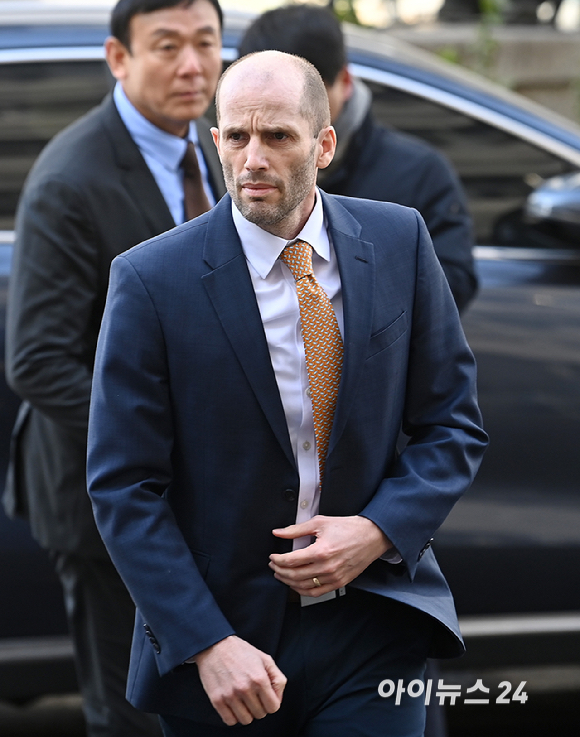 해롤드 로저스 쿠팡 한국법인 임시 대표가 6일 오후 마포구 서울경찰청 광역수사단 반부패수사대에서 국회에서의 증언&middot;감정 등에 관한 법률 위반 혐의 등 관련 2차 조사를 받기 위해 출석하고 있다. [사진=곽영래 기자]